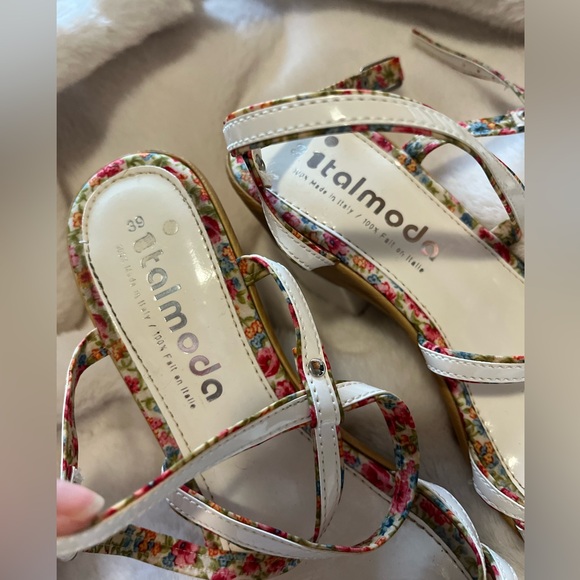 Vintage leather white sandal heels by italmoda with lovaly floral lining - Picture 6 of 7